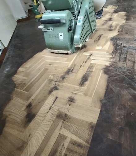 Parquet en espiga deteriorado antes de la restauración