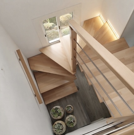 Escalera interior de madera con barandilla de acero