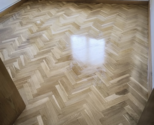 De un parquet deteriorado a un suelo completamente renovado: antes y después